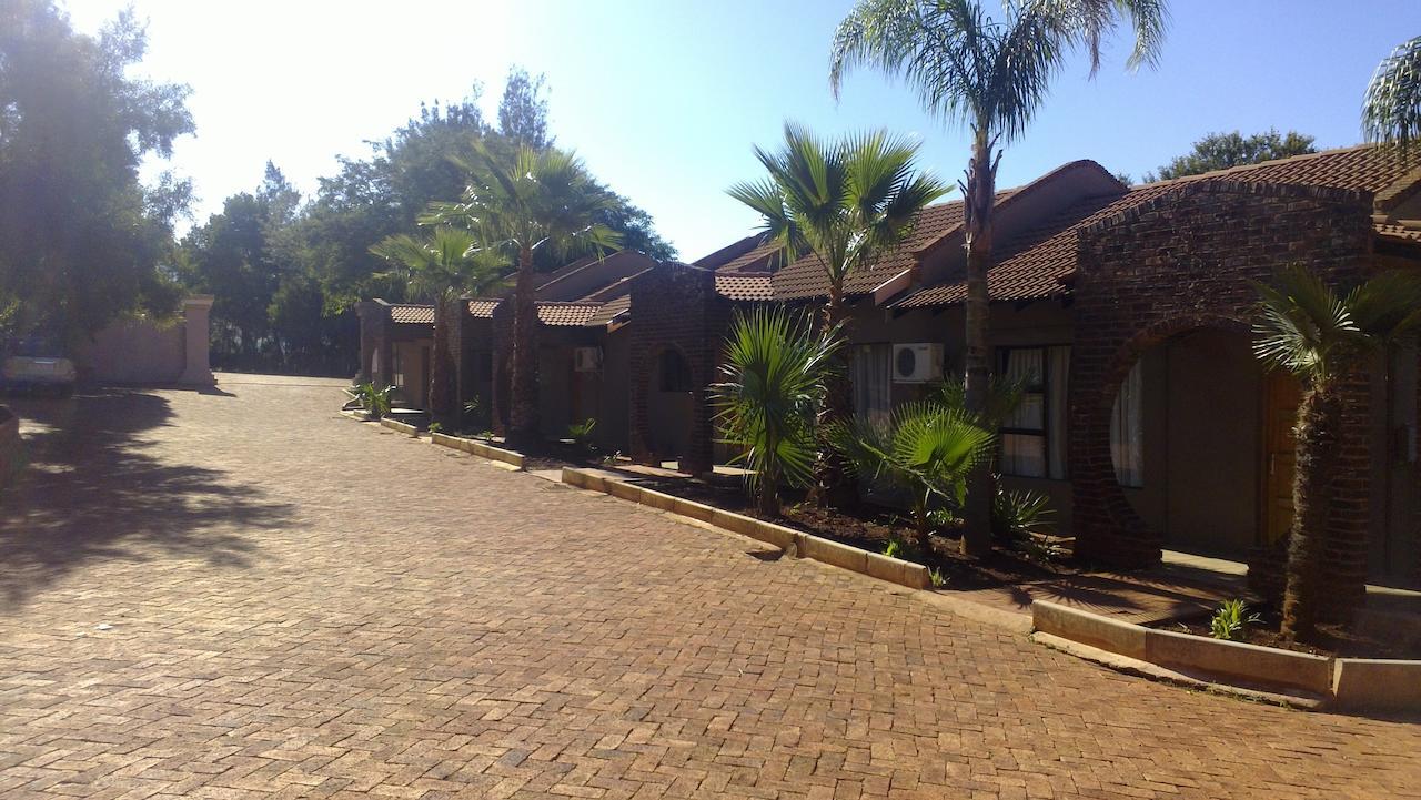 Woodridge Palms Boutique Hotel Swartruggens ภายนอก รูปภาพ